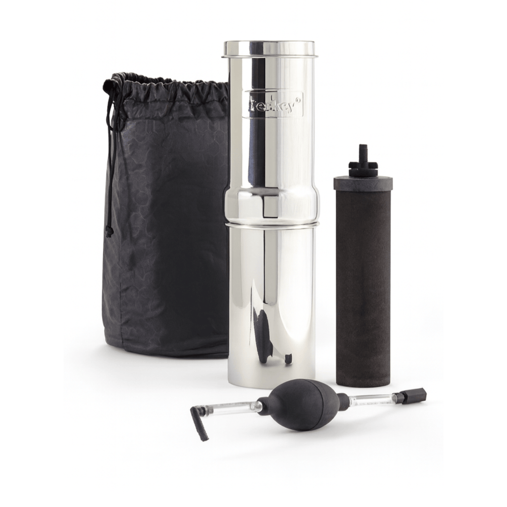 Fontana Berkey Filtrazione Berkey GO Berkey® 0,95 litri - una pompa di adescamento - una bottiglia filtrante, una borsa da viaggio